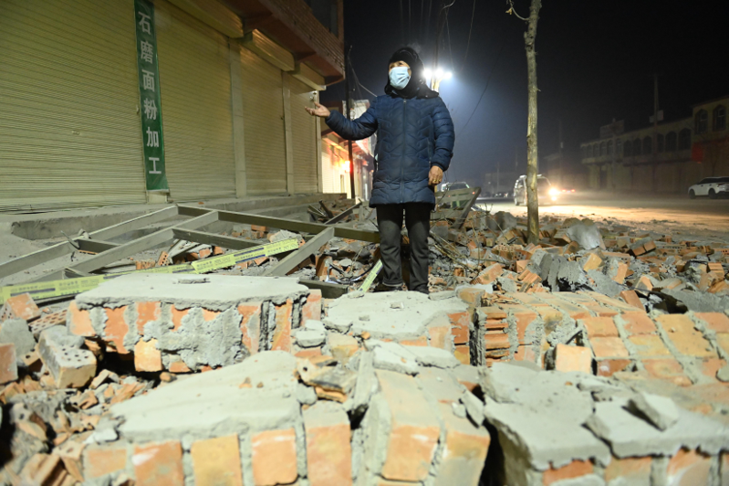 甘肅省臨夏州積石山縣18日23時59分縣發生6.2級地震，震源深度僅10公里，當地不少建築受損並導致百餘人傷亡。（中新社）