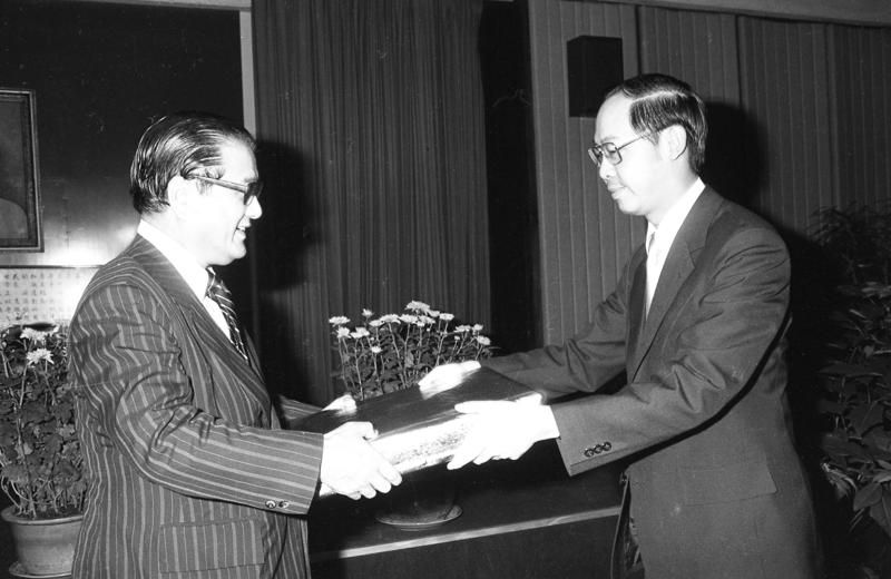 1979年12月20日，外交部同仁在外交部大禮堂中舉行茶會，歡送將卸任的外交部長蔣彥士（左），次長錢復（右）表全體同仁，致贈一紀念銀盤。圖／聯合報系資料照片