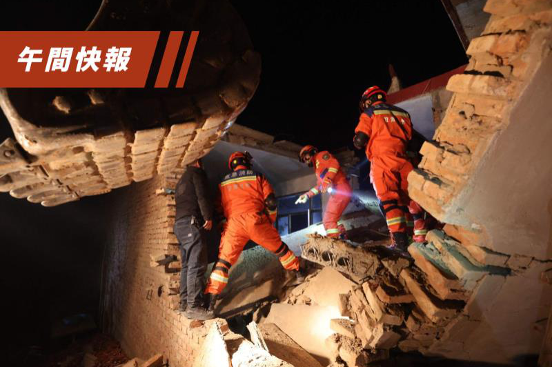 甘肅積石山地震導致房屋毀損，圖為救援人員正在倒塌的廢墟中進行搜救。法新社