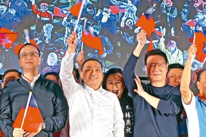 國民黨正副總統候選人侯友宜（左二）、趙少康（右二）成立台南市競選總部，與立委參選人合體造勢，人潮相當踴躍。圖／聯合報系資料照片