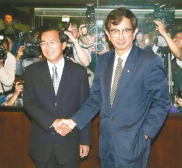 台灣基進黨主席王興煥指出，諾貝爾奬得主、前中研院院長李遠哲（右）曾登高一呼，促成前總統陳水扁（左）當選，成為台灣首度政黨輪替的關鍵。圖/聯合報系資料照