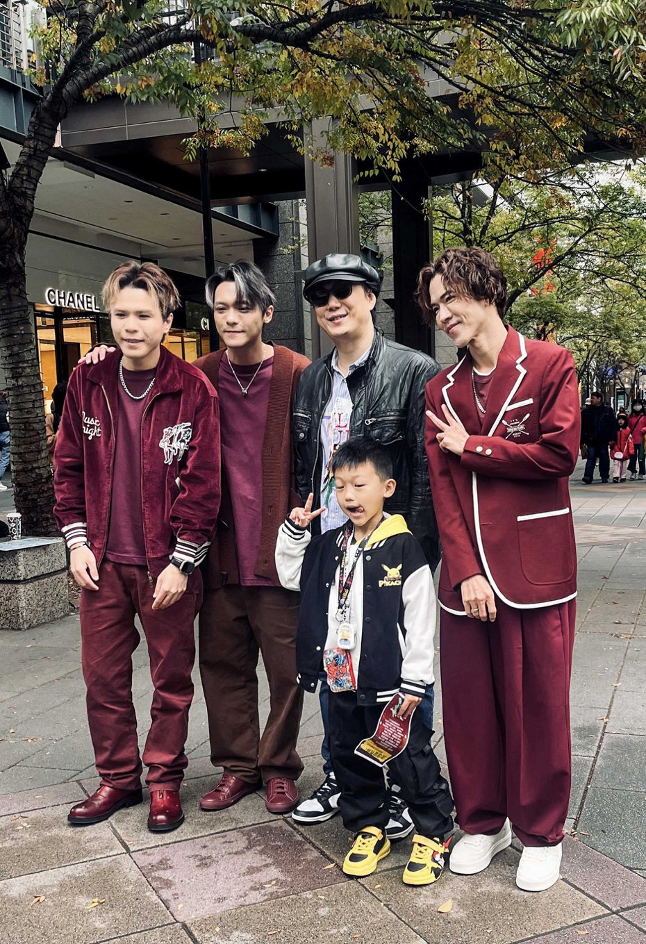 「李吴兄弟」日前体验当街头歌手，萧煌奇（右2）特地来探班，和现场小粉丝一起合照。图／好莉嗨提供