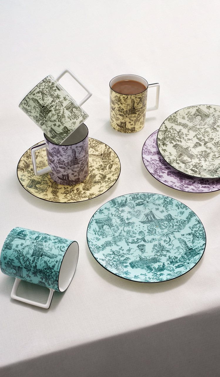 Tiffany Toile系列印花陶瓷馬克杯，4,200元；印花陶瓷盤，34,000元。圖／Tiffany提供