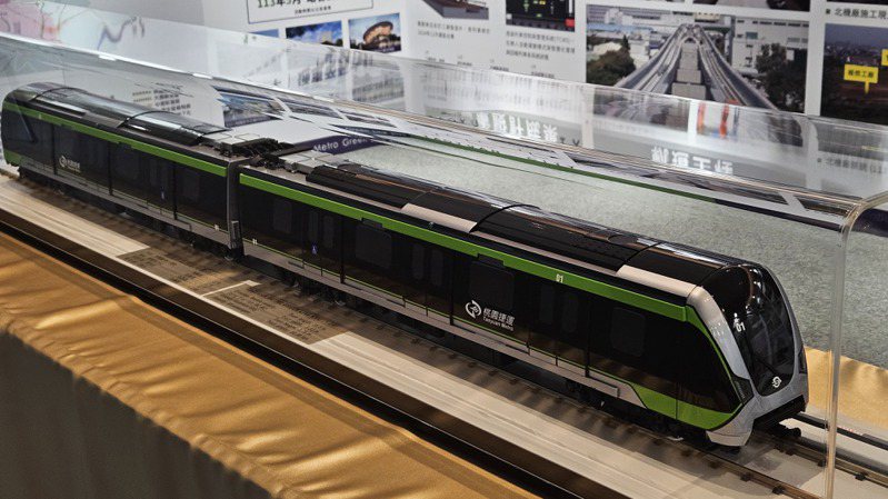 桃園綠線捷運列車模型昨天首次亮相，下周在市府一樓展出。記者鄭國樑／攝影