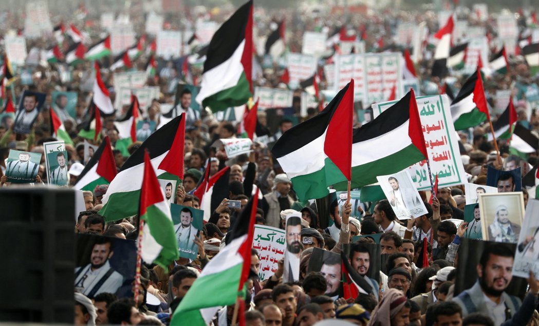 葉門胡塞軍反對以色列轟炸加薩，15日在首都沙那舉辦大型集會，民眾手持巴勒斯坦國旗...