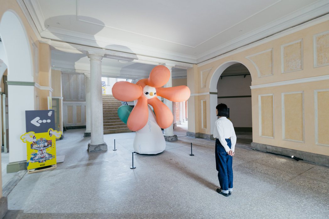 大廳的迎賓裝置，來自插畫藝術家57的作品「孵蛋花」。圖／台中市政府文化局提供