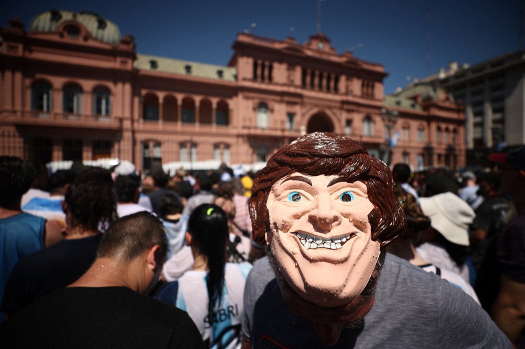 12月10日阿根廷總統就職日，米雷伊的支持者聚集在總統府玫瑰宮外觀禮。圖為支持者...