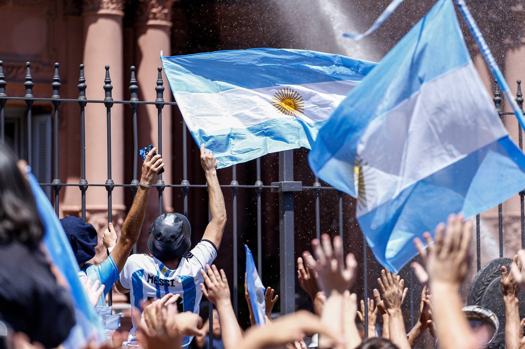 簇擁在玫瑰宮外的米雷伊支持者，揮舞阿根廷國旗、或是穿上阿根廷足球國家隊球衣。 圖...
