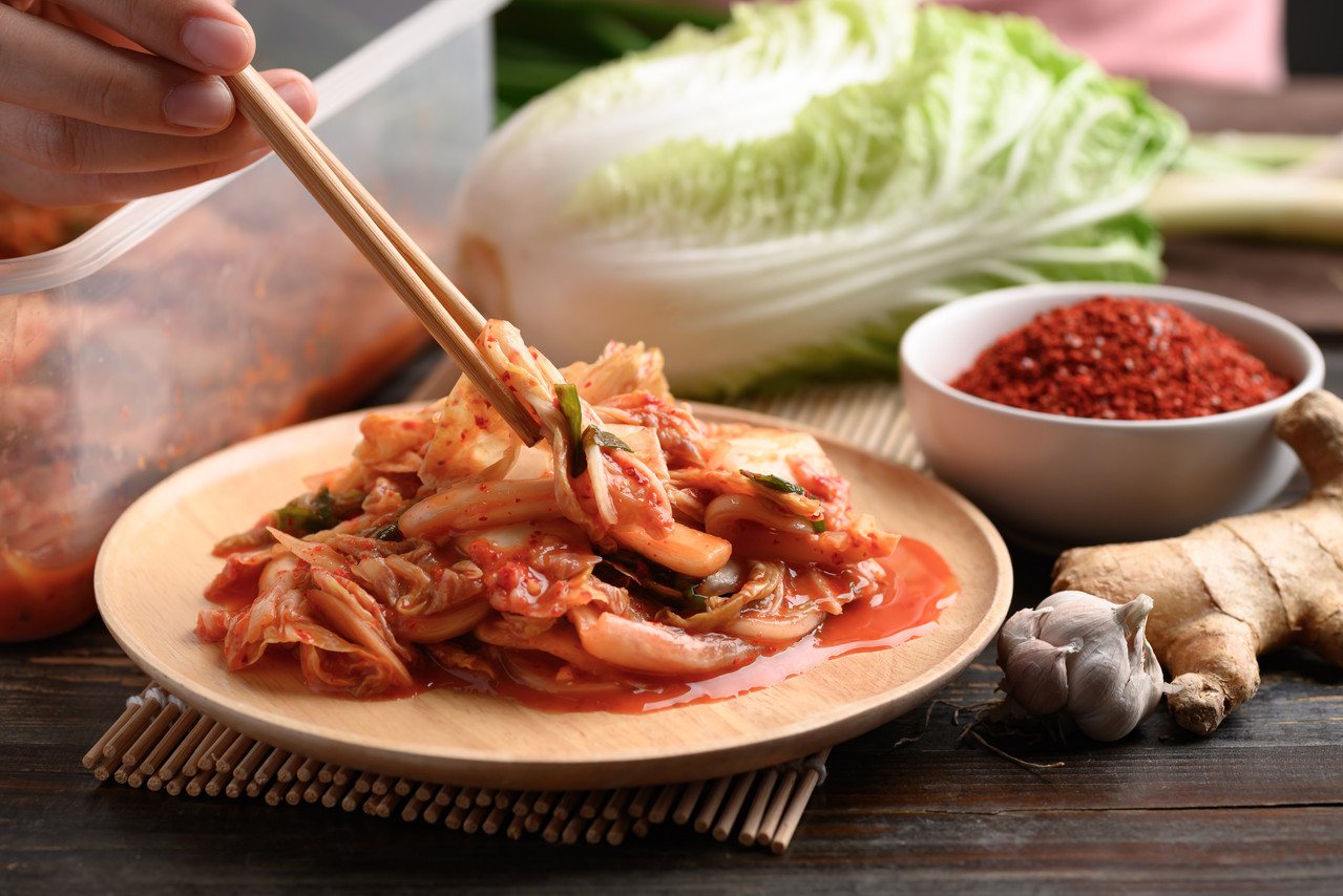 韓式泡菜常見於各種美食，是韓式料理、台式小吃的靈魂腳色。常吃泡菜到底好不好？