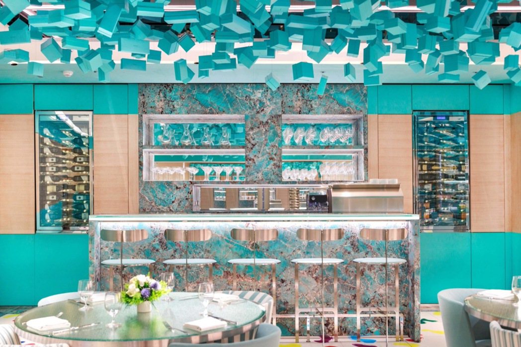 吧台區以天河石打造而成，由藍綠色調交織而成的華麗壁面，完美詮釋 Tiffany ...