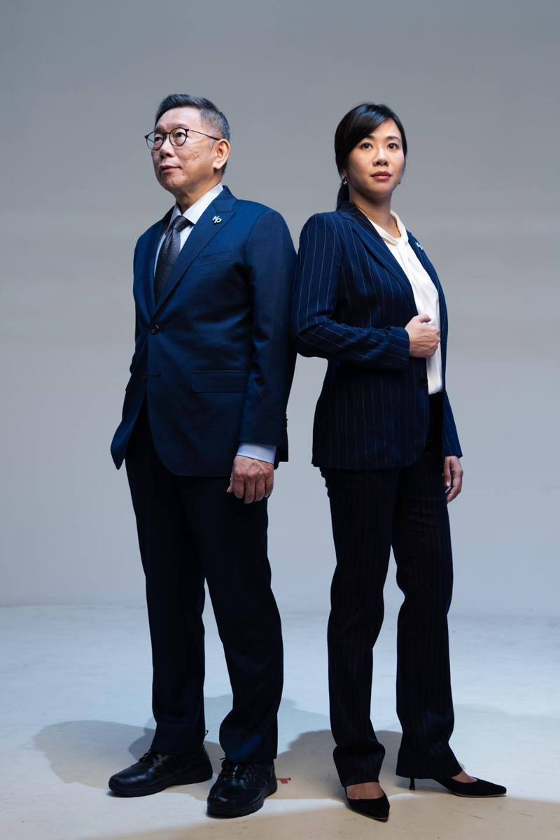 民眾黨總統候選人柯文哲（左）與副總統候選人吳欣盈（右）如何在藍綠對決態勢之下鞏固既有支持者，是一大考驗。圖／取自柯文哲臉書
