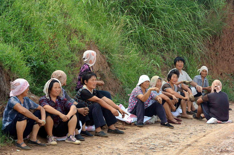 長久以來，大陸農村婦女的生活一直較少受到關注。圖為河南一群農村婦女採摘完煙葉後在路旁歇息。新華社