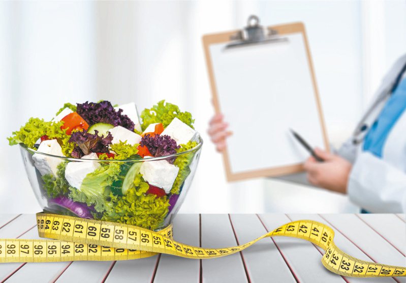 多數人對於減重都認為「可以自己來」，只要少吃多運動就可以，但有些過度肥胖者，則建議可以尋求醫師的幫忙，先協助調整代謝課題，同步搭配飲食，可幫助減重事半功倍。圖／123RF