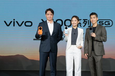 vivo台灣總經理陳怡婷（中）宣布在台推出vivo X100系列，此系列是台灣市場首款採用聯發科生成式AI行動晶片的智慧手機。　 vivo／提供