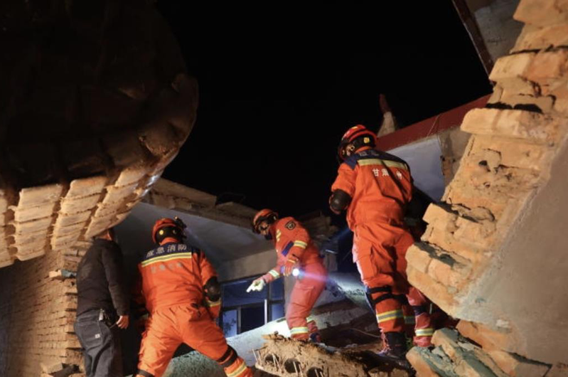 中國大陸西北部甘肅省積石山縣18日深夜發生大地震，救援人員在房屋中搜尋倖存者。目前救援已基本結束。圖／法新社