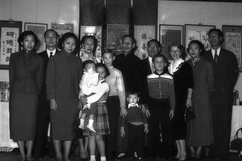 1955年12月21日，國劇大師齊如山歡度八秩壽辰，慶祝壽誕會中眾人合影。圖／聯合報系資料照片