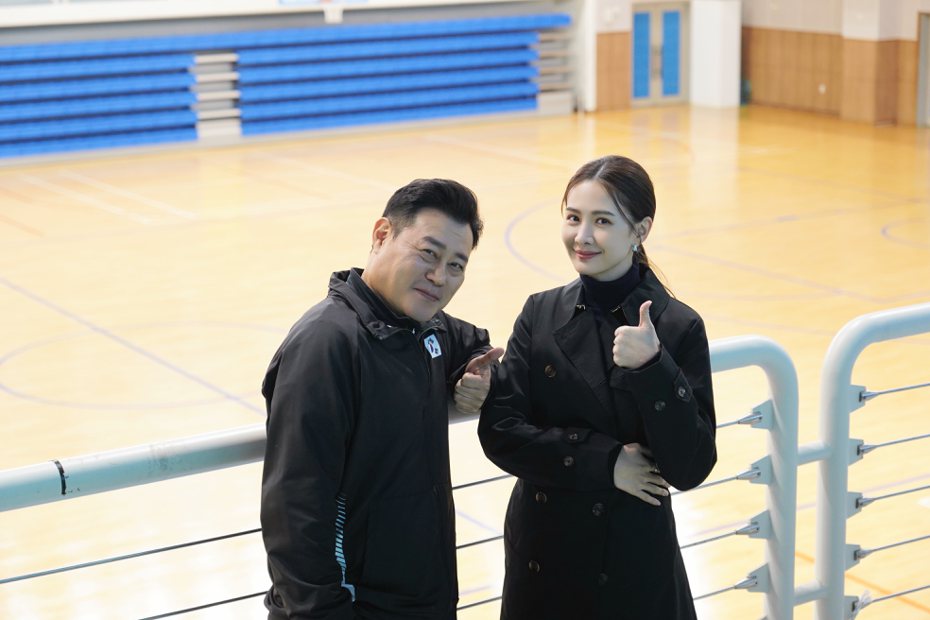 安心亚(右)与韩演员池大韩合作。图／客家电视台、魔幻时刻电影提供