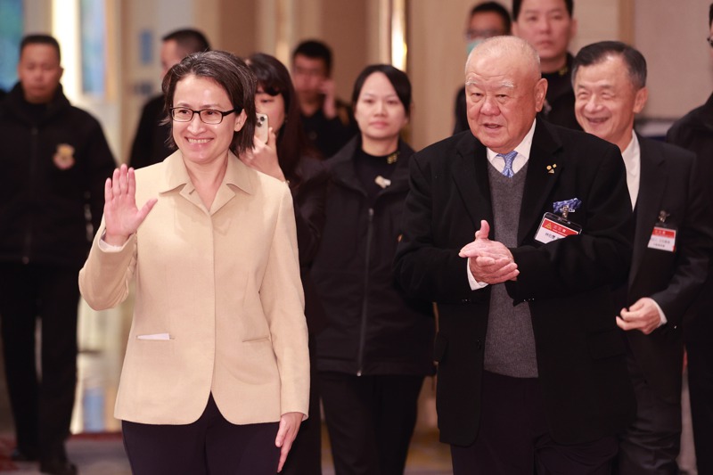 民進黨副總統候選人蕭美琴（左前）與三三會理事長林伯豐（右前）出席三三會2023年度十二月份例會專題演講。記者蘇健忠／攝影