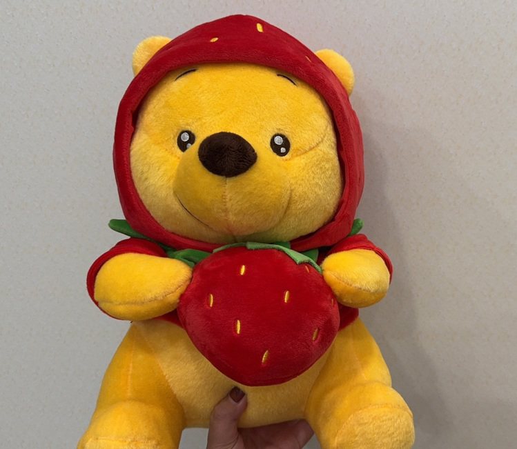 「小熊維尼系列草莓裝系列30cm絨毛娃娃」，7-ELEVEN自12月27日上午11點起開放限量預購，預購價449元。圖／7-ELEVEN提供