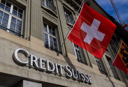 2023年3月，擁有167年歷史的瑞士信貸集團崩垮，震撼全球金融圈，也重創瑞士作為世界金融中心以及資金安全避風港灣的名譽。 圖／路透
