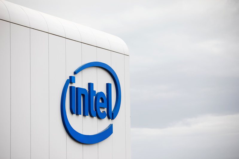 英特爾（Intel）為撙節成本，在加州佛森（Folsom）研發園區啟動今年來第五度的裁員行動，打算在今年底裁汰235名新職員。路透