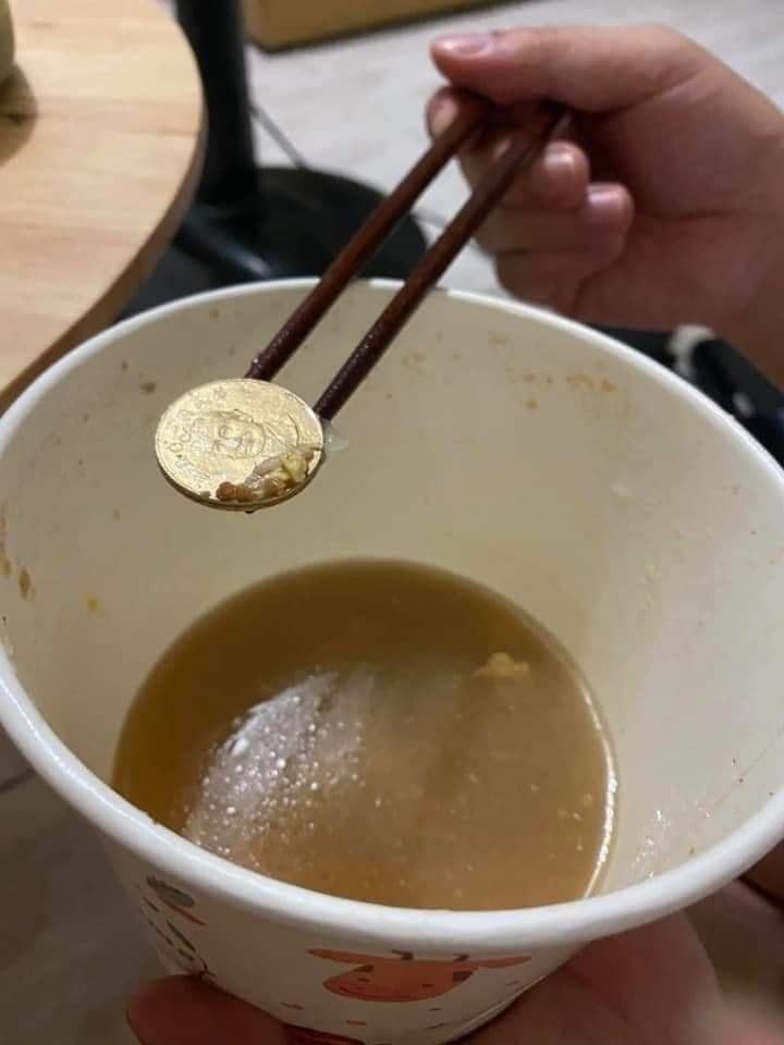 網友分享，在湯麵裡吃到50元硬幣，只能自嘲「今日小確幸」。
圖擷自爆廢公社