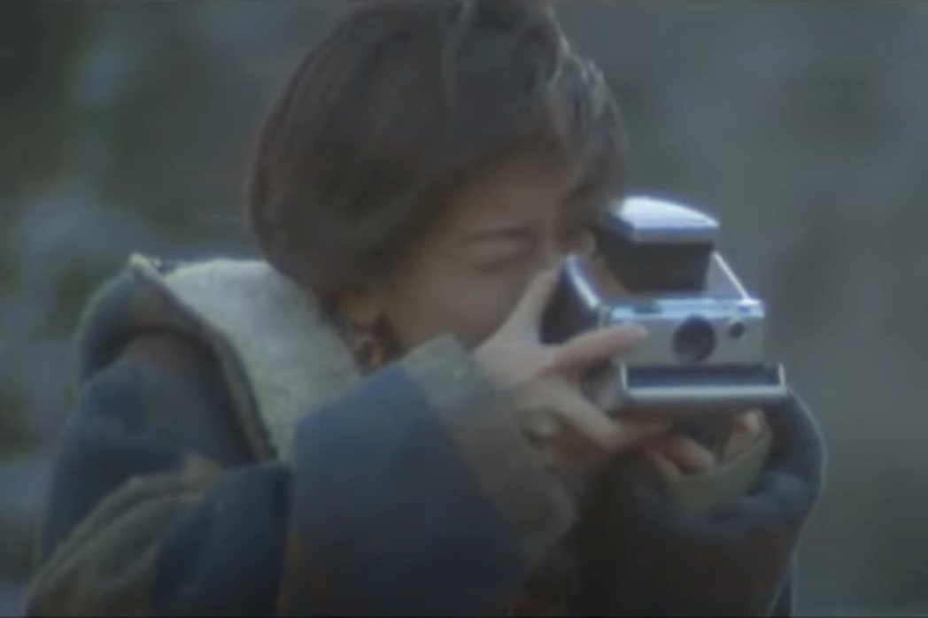 日本電影《情書》中山美穗拿著SX-70讓很多人看完都醉了。圖｜擷取自電影片段