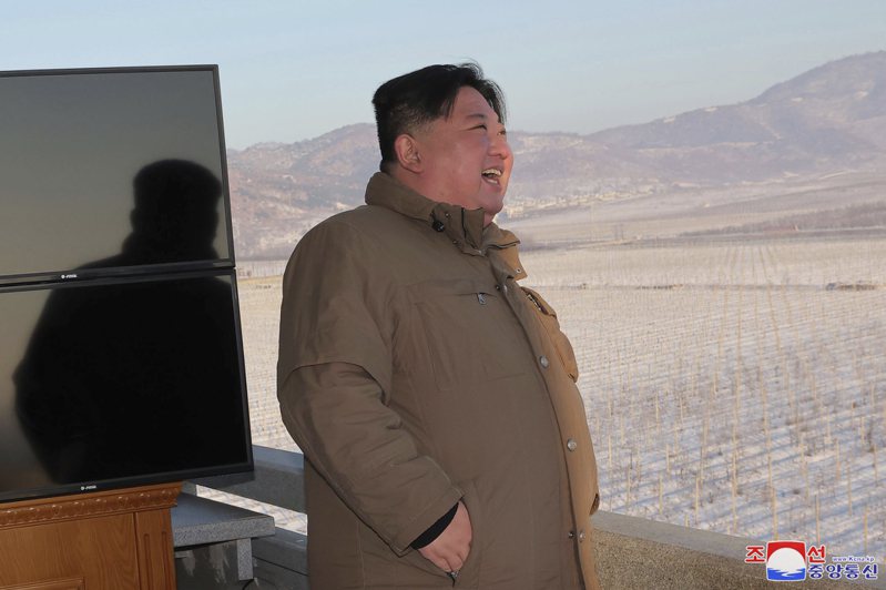 北韓領導人金正恩18日前往平壤，視察洲際彈道飛彈（ICBM）「火星-18型」試射。美聯社