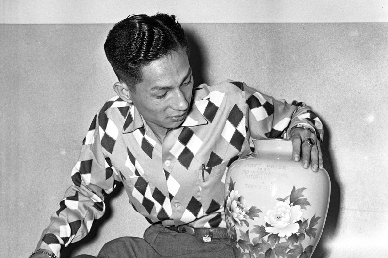1955年日本東京國際軍鴿比賽，周逸年所飼養的軍鴿獲得國外組冠軍一等獎，日本駐華大使館轉來冠軍獎狀一紙，及獎品日本七寶古瓷花瓶。圖／聯合報系資料照片