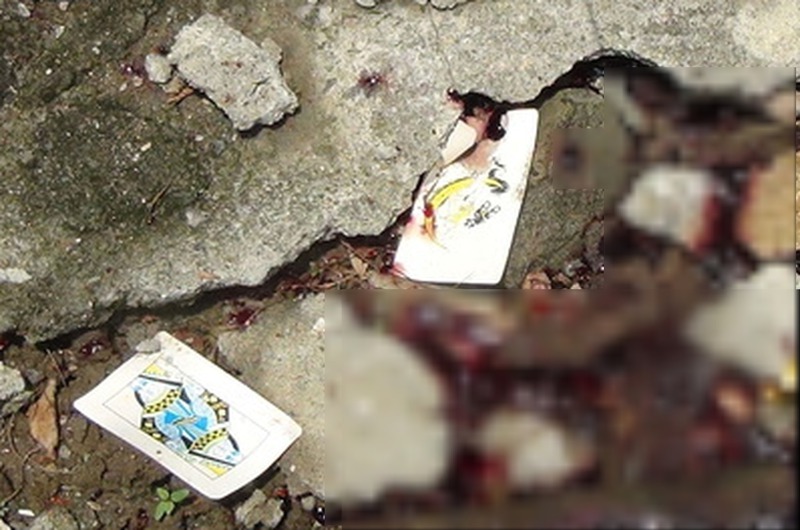 高雄市鳥松農會代表陳讚壽被人砍斷手臂致死的現場，莫名遺下兩張撲克牌，其中一張是「鬼牌」（右）。圖／聯合報系資料照片