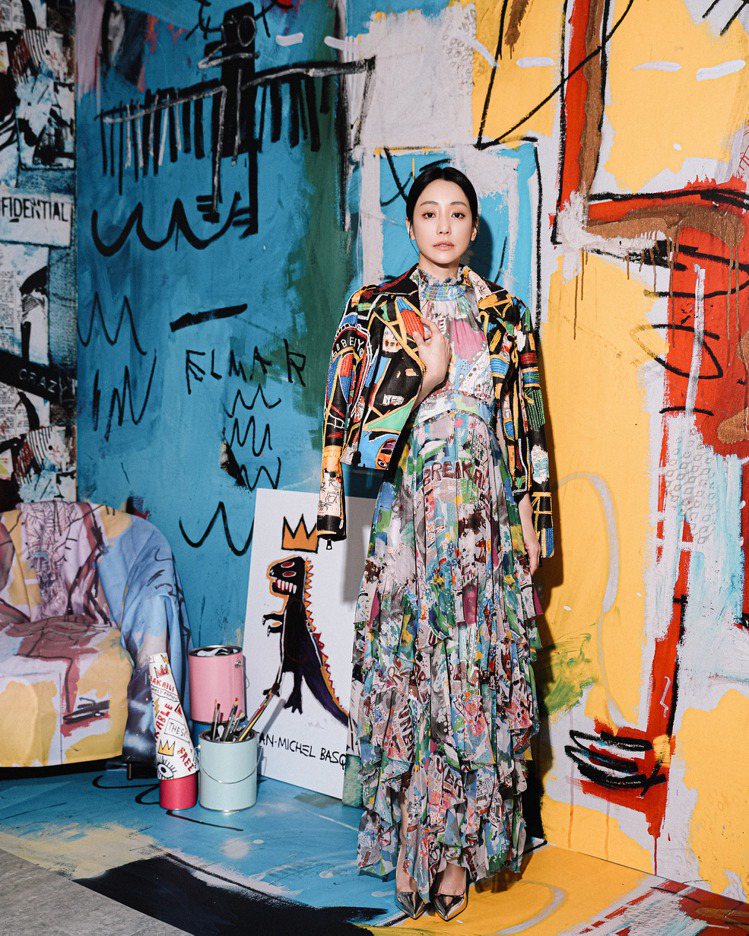 女星謝欣穎詮釋alice + olivia與Jean-Michel Basquiat聯名系列CODY小羊皮騎士夾克、EVELYN 半高領無袖荷葉邊長洋裝。圖／alice + olivia提供