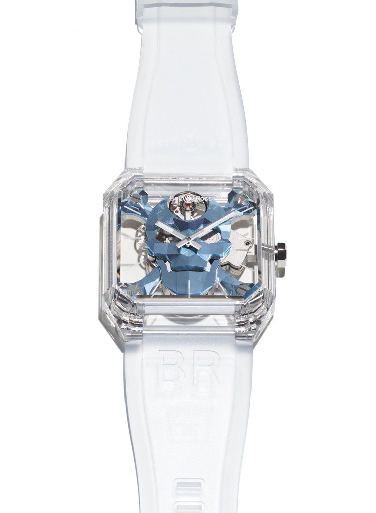 由於藍寶石水晶的切削極度困難，更凸顯BR 01 Cyber Skull Sapphire Ice Blue腕表表殼鍛造的得來不易。圖／Bell & Ross提供