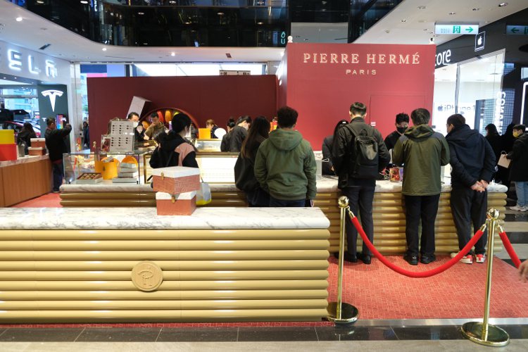 新光三越A11法式精品甜點「PIERRE HERMÉ」全台獨家快閃，買氣驚人、自推出後排隊人潮沒斷過。記者江佩君／攝影