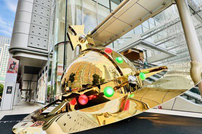 百貨耶誕新年期間限定！超狂Vivienne Westwood巨型土星降落信義A13
