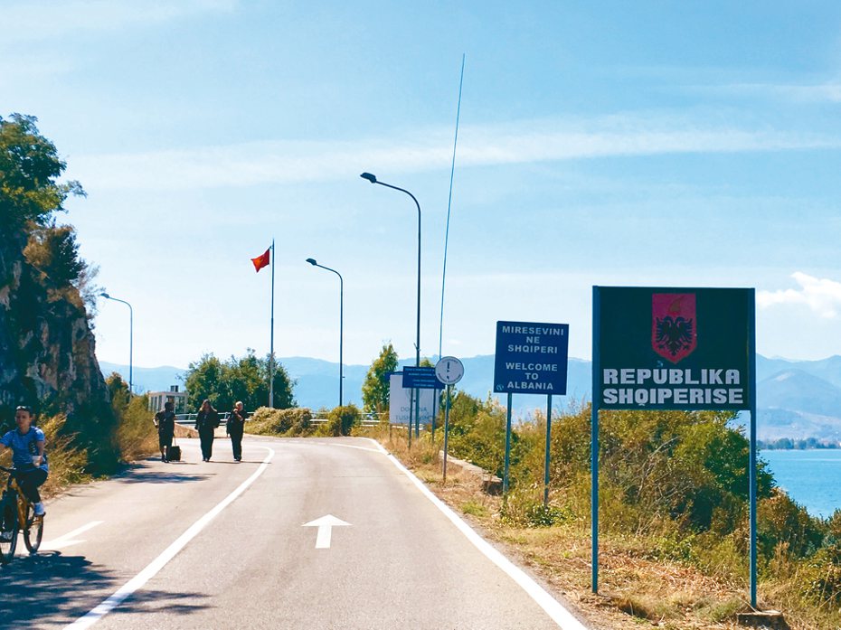 阿爾巴尼亞和北馬其頓邊境，離邊境關口不遠的路上。（圖／林禹瑄提供）