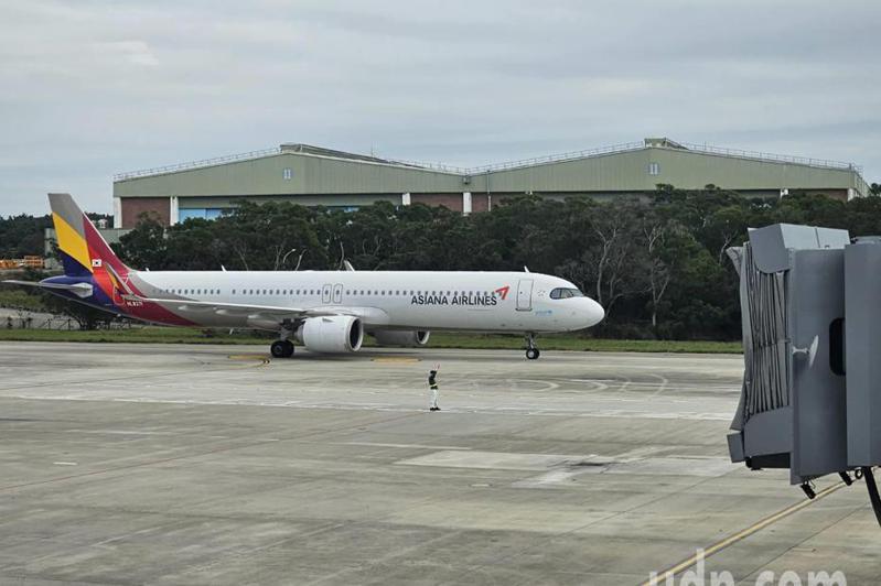 南韓「韓亞航空」仁川機場首航台中，昨天滿載177名旅客抵達台中國際機場，台中市府觀光旅遊局辦理迎賓活動。記者游振昇／攝影