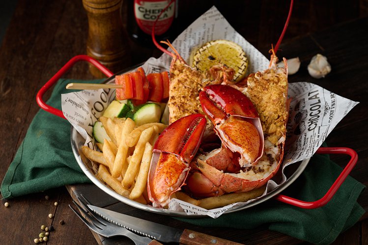「活龍蝦套餐」包括有波士頓龍蝦、澳洲龍蝦等選擇，1,180～1,480元。圖／四行倉庫提供