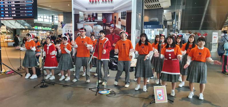 日本兵庫縣太子高校的J-CHOURS合唱團，今應姊妹校台中市豐原高中的邀請，到高鐵台中站快閃演出。圖／民眾提供