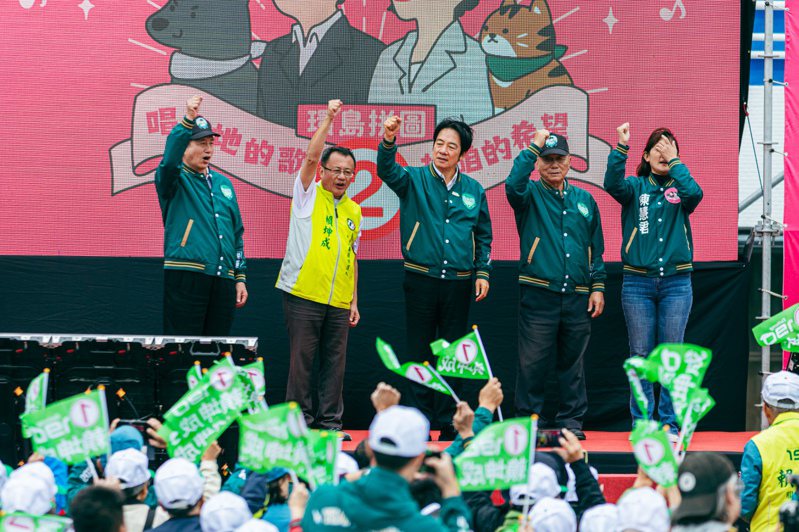民進黨總統候選人賴清德環島拼圖行動今天第三站來到台東，為自己也為黨提名區域立委賴坤成爭取選民支持。記者古和純／攝影