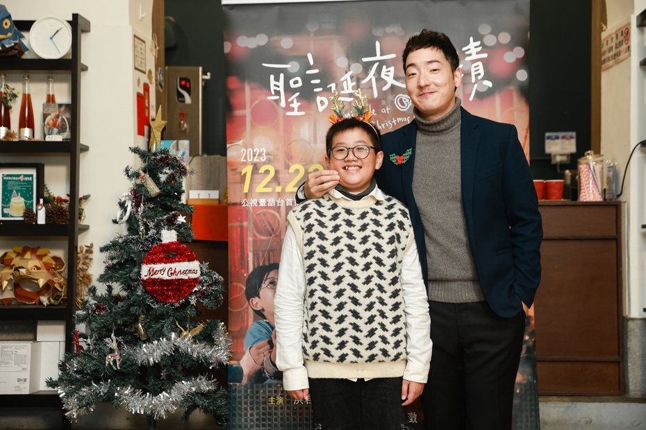许时豪(右)在「圣诞夜奇蹟」中饰演郑淳允的舅舅。图／公视台语台提供