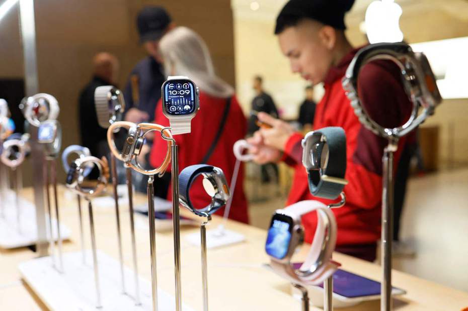 蘋果已在美國蘋果官網下架 Apple Watch 9 和 Apple Watch Ultra 2，卻衍生更多維修問題，讓果粉氣到不行。（法新社）