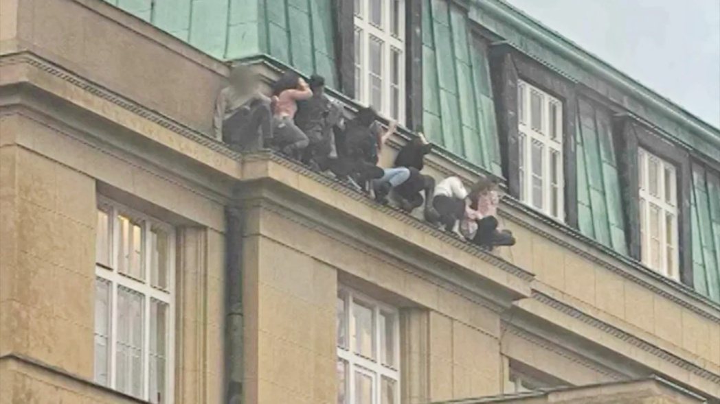 有學生攀爬至窗外，以求逃離槍手。 圖／Twitter