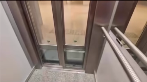 網上流傳一段波蘭電梯的影片，只見民眾搭乘電梯從地下2樓到地下1樓僅上升約莫4、50公分便到了，神奇現象引發網友熱議。圖片來源/FB社團「免費迷因」