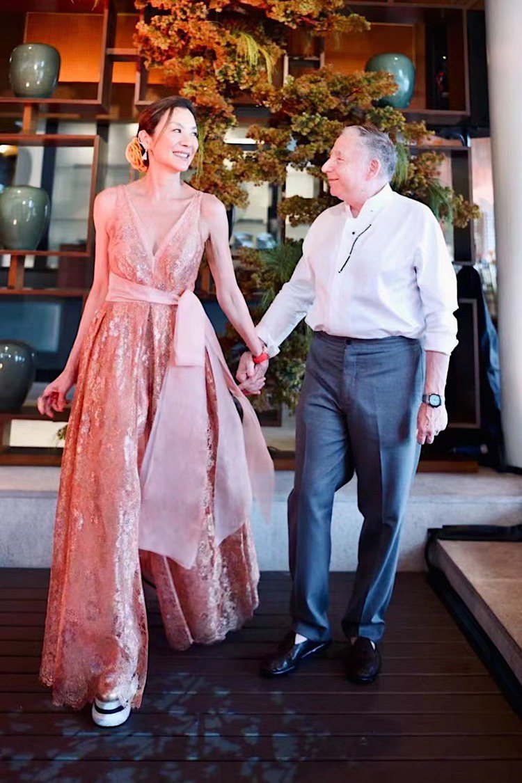 楊紫瓊昨日與另一半尚陶德（Jean Todt）在馬來西亞舉行了世紀婚禮，禮服並出自台灣品牌SHIATZY CHEN夏姿陳之手。圖／SHIATZY CHEN提供
