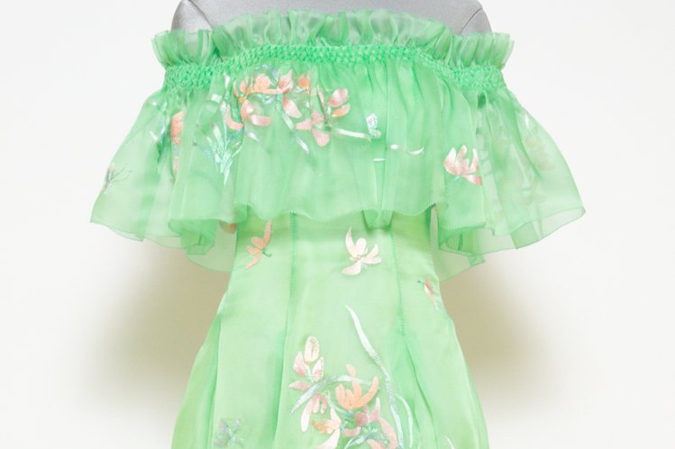 綠色的「平口手工縫製波浪禮服」以飄逸輪廓為剪裁，並施以全手工刺繡，費工耗時。圖／SHIATZY CHEN提供