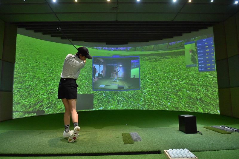 工研院「高擬真虛實互動模擬系統」，畫面重現臺灣高球場地，提升視覺享受，搭配地形地貌變動模擬真實場景，打球臨場感加倍。照片提供／工研院