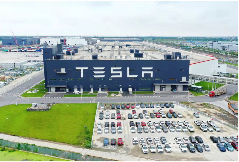 美國電動車大廠特斯拉22日在上海舉行「儲能超級工廠」徵地簽字儀式，意味著這座預計年產一萬個商用儲能電池的新廠計畫正式啟動。圖為特斯拉上海超級工廠外觀。（浦東新聞辦）