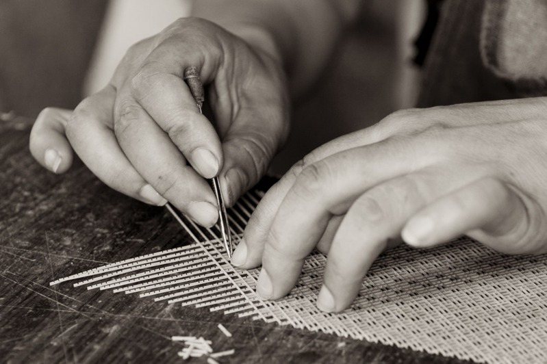 源自清代的竹絲鑲嵌工藝，考驗工匠的細心與耐心，圖／SHANG XIA上下提供
