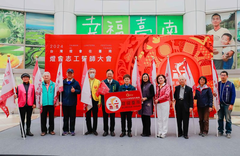 台南市政府今天在永華市政中心舉辦台灣燈會志工誓師大會，有400位志工齊聚誓師。圖／台南市政府提供