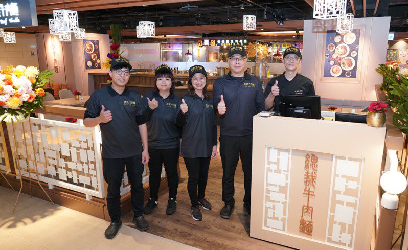 中租企業總裁辜仲立精心打造的「總裁牛肉麵（C.E.O. Beef Noodle）」，進駐台北南港車站CITYLINK購物中心的第三家店中店開業。中租企業／提供